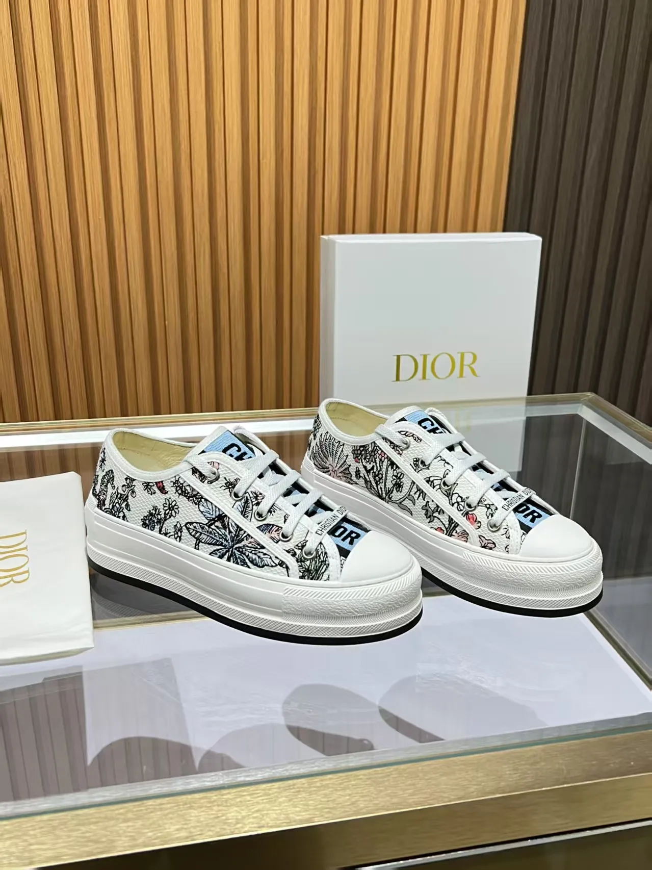 👟👟Ex-factory price 520👟👟 Walk‘n’Dior embroidered mid-top casual shoes are new in 2025. On the fashion stage, Dior embroidered shoes are the well-deserved protagonist. Delicate stitching is used on the upper, every stitch is devoted to the craftsman's efforts, and every thread is woven with artistic poetry. From complex floral patterns to smart geometric textures, embroidery is like the magic that gives shoes life, allowing them to show dynamic beauty even in static conditions.   Wearing Dior embroidered shoes feels like stepping into a dream world full of art. It is not only a pair of shoes, but also a walking piece of art that perfectly integrates fashion and culture. Whether you are strolling on the bustling city streets or attending important social occasions, Dior embroidered shoes can add unique charm to your style and become the focus of everyone's attention.   Choosing Dior embroidered shoes means choosing a persistent pursuit of quality and a unique understanding of fashion. Let it accompany you through every wonderful moment and leave your own fashion mark.  Material: Sheepskin lining, feet, silk cowhide, size 35-41, heel height 5cm